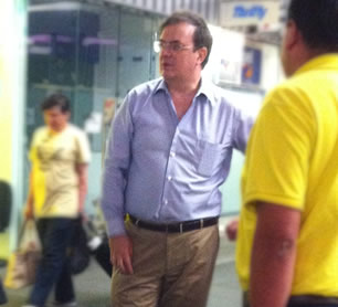 ¿Qué hacía Marcelo Ebrard en el aeropuerto?