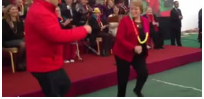 Michelle Bachelet baila aaaaasí [VIDEO]