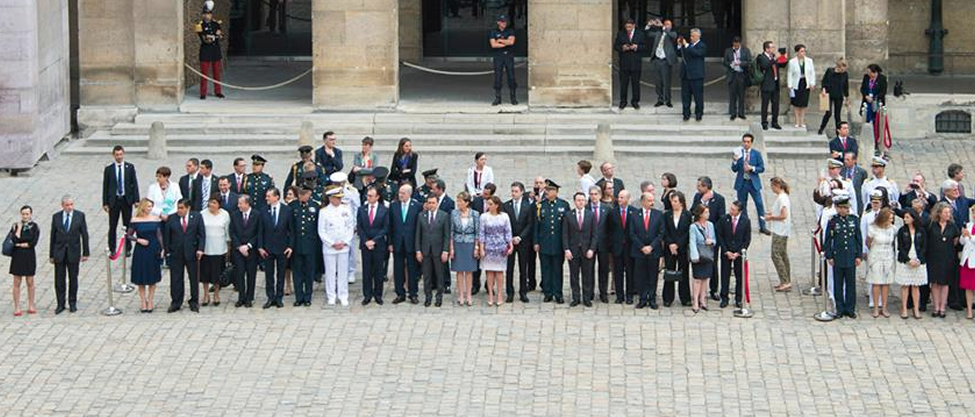 12 Secretarios que se fueron a París con todo y parejas