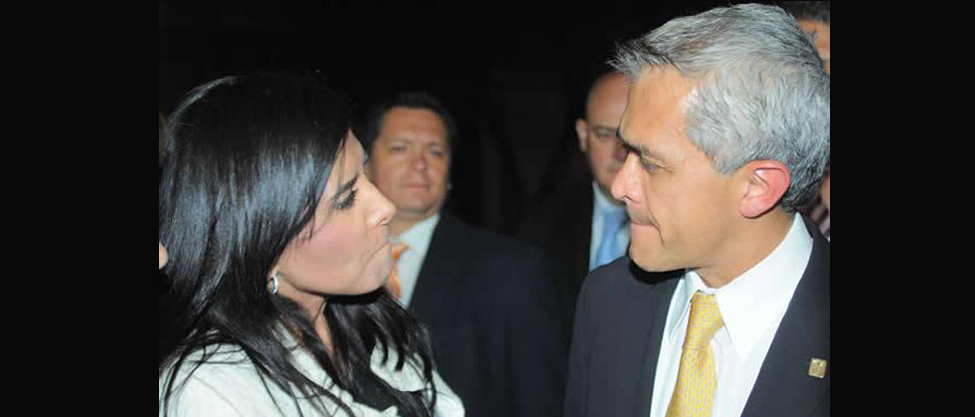 Mancera se deja seducir por Alejandra Barrales