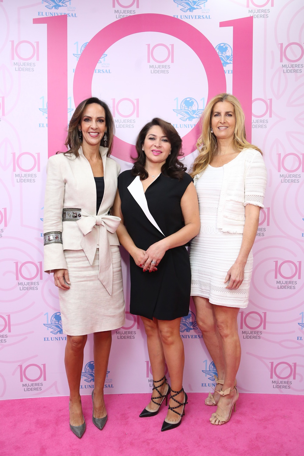 EN LA IMAGEN, SANDRA CALZADA; LAURA VARGA DE OSORIO; MAGALI FERNADEZ EN LA ALFOMBRA ROSA DEL EVENTO LAS 101 MUJERES LIDERES DEL PAIS ORGANIZADO POR EL UNIVERSAL. FOTO BERENICE FREGOSO/ EL UNIVERSAL