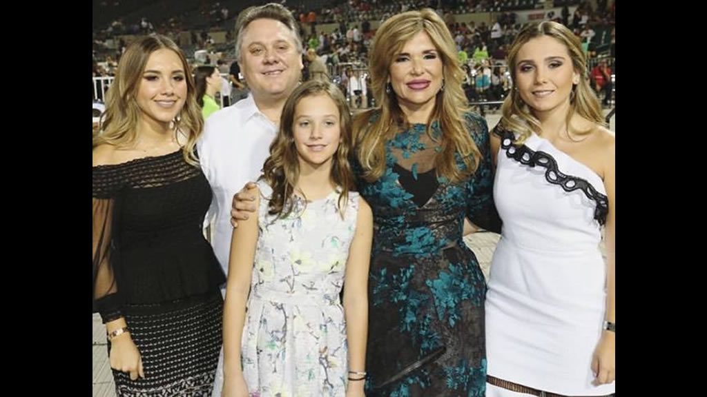 Claudia Pavlovich presume a sus hijas