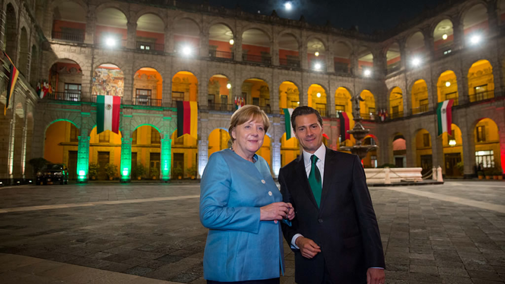 Los políticos y su foto con Angela Merkel