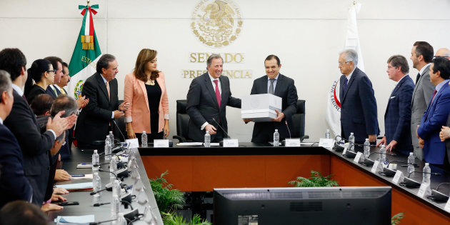 CIUDAD DE MÉXICO, 08SEPTIEMBRE2017.- José Antonio Meade, secretario de Hacienda, entregó el paquete económico 2018 al presidente de la mesa directiva en la Cámara de Senadores, Ernesto Cordero. FOTO: CUARTOSCURO.COM