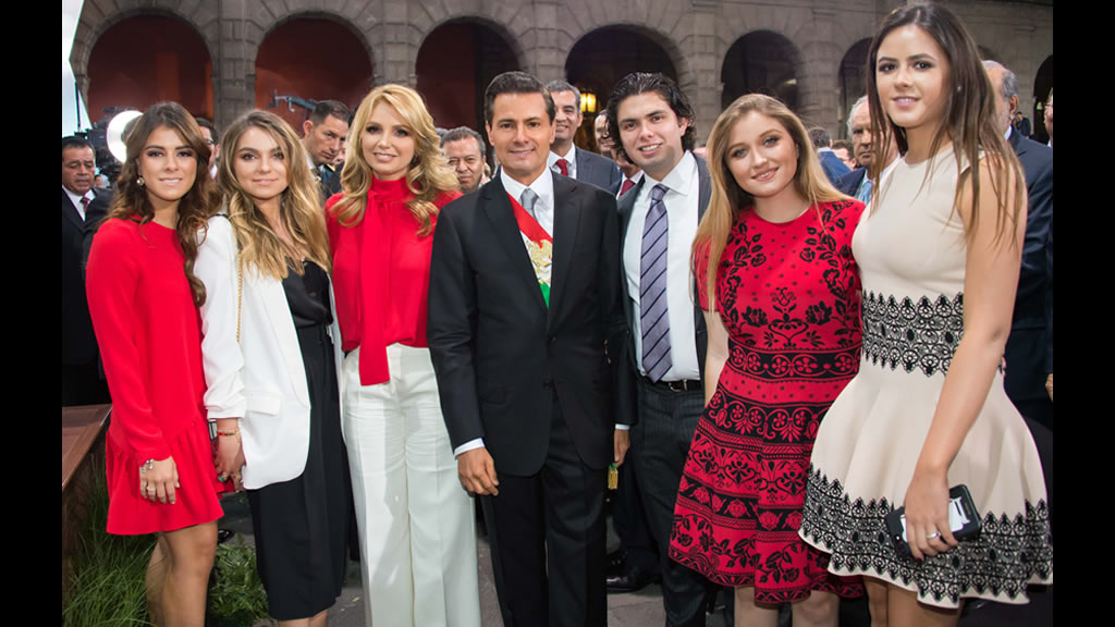 La familia Peña Rivera en el quinto informe de gobierno