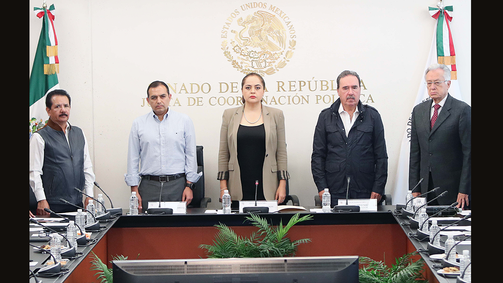 Los senadores guardaron un minuto de silencio por las víctimas del terremoto