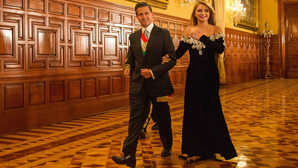 Todos los detalles del vestido de Angélica Rivera en El Grito