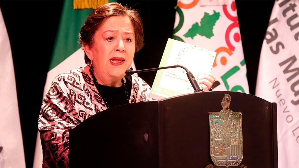 Premian a María Elena Chapa Hernández