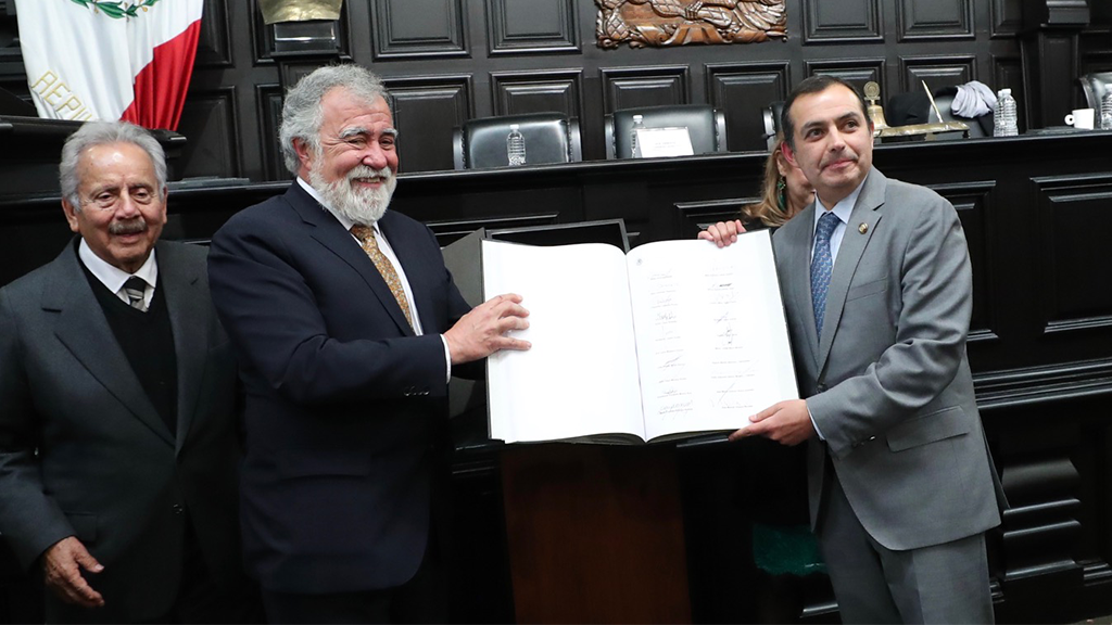 El presidente del Senado recibió un ejemplar original de la Constitución de la CDMX