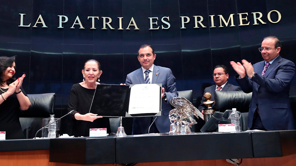 María Elena Chapa recibe reconocimiento del Senado