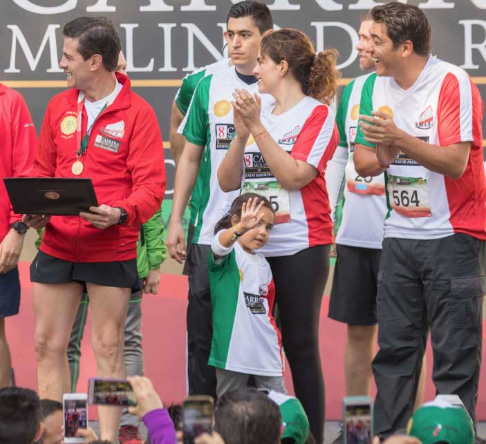 mujer tan cercana a Pena 6