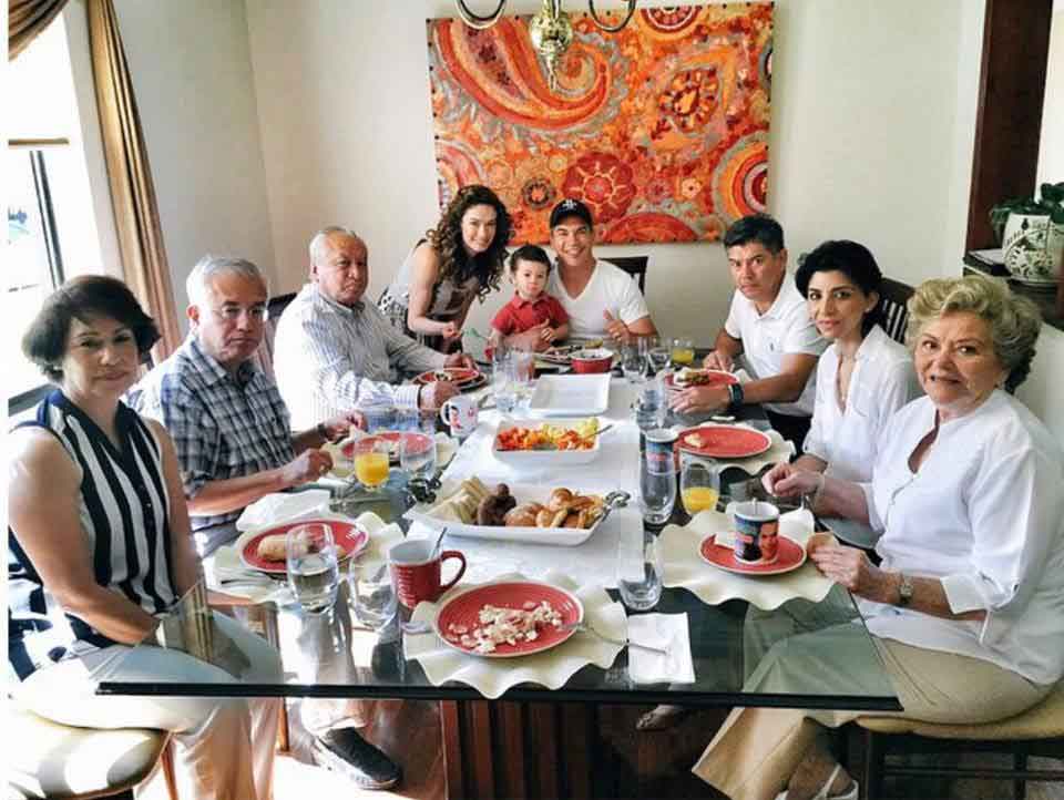 familiares de Alejandro Moreno 16