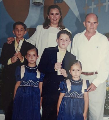 Los hermanos Fernando y Francisco Elías Guevara hicieron su primera comunión juntos. Aquí acompañados de sus papás Cecilia y Francisco José, así como de sus hermanas Sofía y Cecilia. Foto: cortesía. 