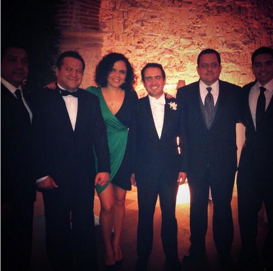 Los compañeros senadores de Fernando Yunes lo acompañaron el día de su boda. FOTO: Twitter.com/marianagdelc