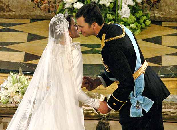 El príncipe Felipe recibió a Letizia en el altar con un beso en la mejilla. FOTO: Casasyfamiliasreales.blogspot.com