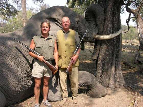 El rey Juan Carlos posando junto al dueño del Safari que ofrece paquetes de cacería en África. FOTO: Raansafari.com