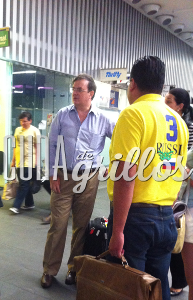 Marcelo Ebrard, ex jefe de gobierno de la Ciudad a su llegada de Quito e el AICM T2 FOTO: Archivo Cuna de grillos