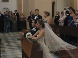 La pareja en el altar antes de comenzar la ceremonia nupcial. FOTO: Fussionews.com