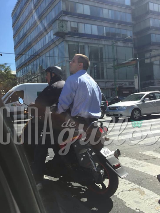 Por las prisas, Jorge Emilio olvidó ponerse el caso / FOTO: Cuna de Grillos