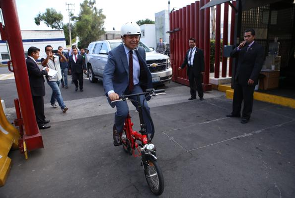 suben al transporte publico