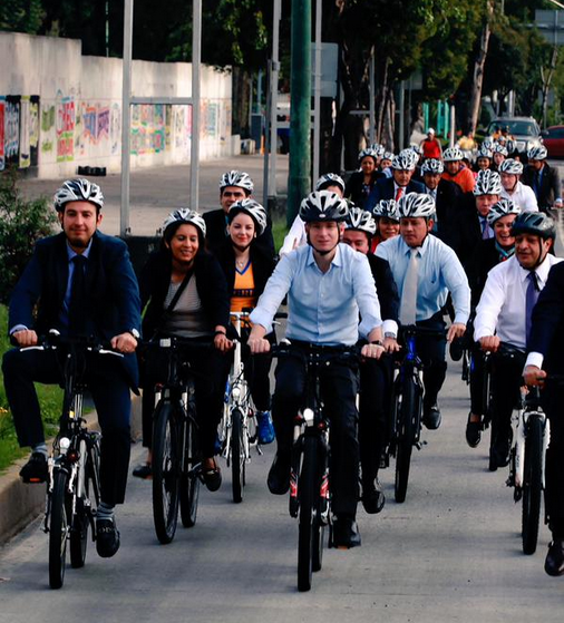 suben al transporte publico