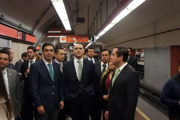 suben al transporte publico