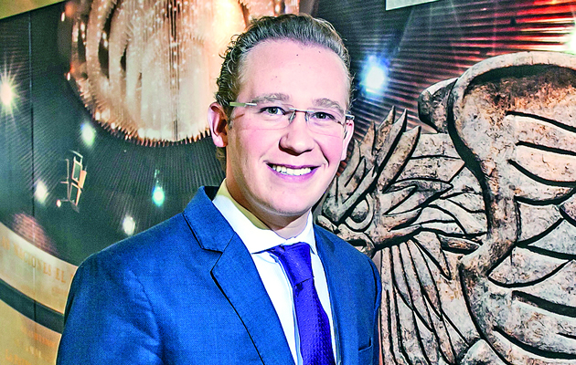 Santiago pertenece a las comisiones de Cultura, Distrito Federal y Puntos Constitucionales foto: Facebook).